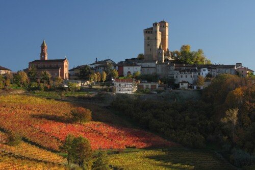 Foliage tra i vigneti: Dal Borgo di Sinio al Castello di Serralunga d’Alba